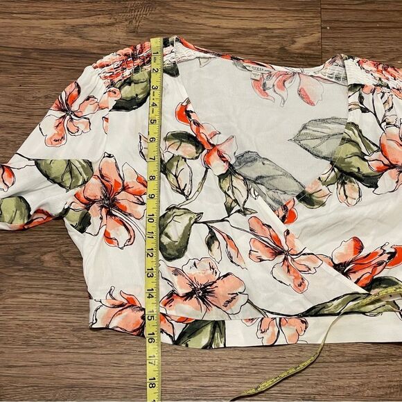NWT Guess Karlotta Blushing Azalea Print Ivory Floral V-Neck Crop Top Blouse L - Picture 13 of 13